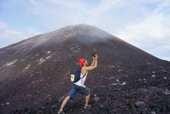 gunung krakatau pemandangan