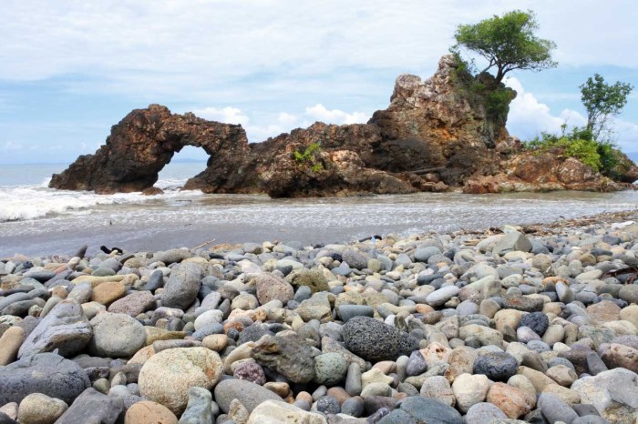 pacitan bolong pantai karang senja saat jawa