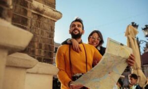 Apa itu Tour Guide? Cek Jenis, Tugas, dan Kisaran Gajinya terbaru