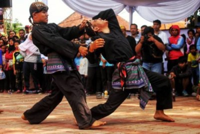 debus banten kesenian masyarakat tradisional kebudayaan kemdikbud bpnbjabar