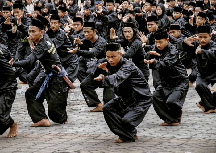 debus banten budaya khas kesenian goodnewsfromindonesia berasal arab ilmu hitam dianggap sering tajam senjata berarti sumber kesenian debus banten