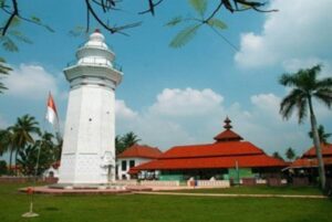 banten masjid agung tourist keunikan republika mosque
