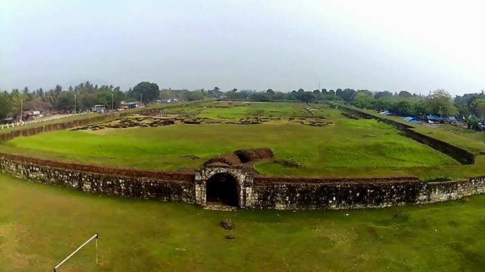 banten keraton kaibon istana kerajaan wisata sejarah peninggalan kesultanan kuno sultan surosowan ksmtour bunda ibu eksotik sebagai napak tilas peninggalannya keraton surosowan banten