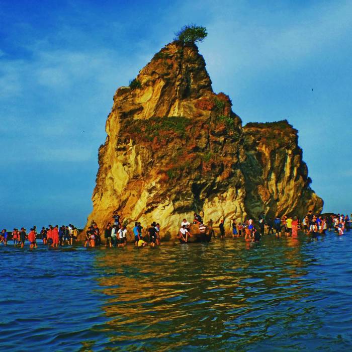 pantai sawarna terbaru