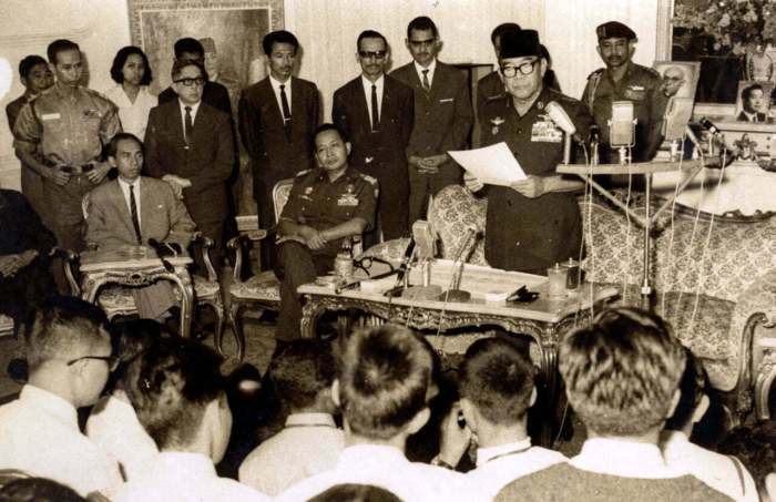 Orde masa reformasi pers sejarah lahirnya pancasila 1965 pemerintahan bangsa kebijakan proses rangkuman luar sma warisan perspektif tunggal soeharto materi Perkembangan politik ekonomi dan sosial indonesia pada masa orde baru 1966 1998