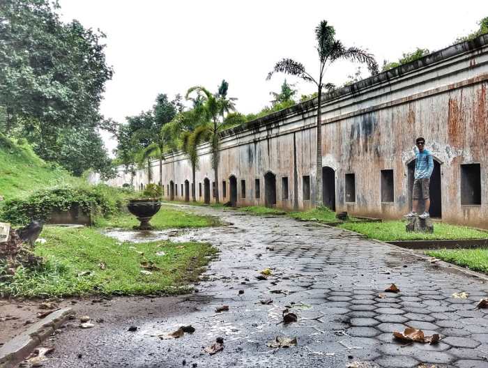 Benteng pendem cilacap wisata bersosial masih ruangan terdapat diantaranya kokoh