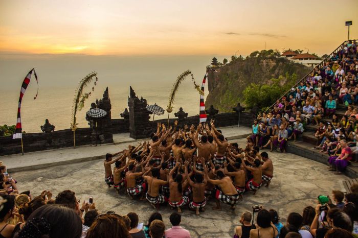 Kecak tari uluwatu jimbaran pura pantai excursion berasal speaking tiket voucher