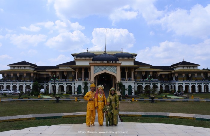 Istana maimun medan deli kesultanan utara pariwisata merupakan brigadir jenderal terletak kecamatan katamso sukaraja kelurahan