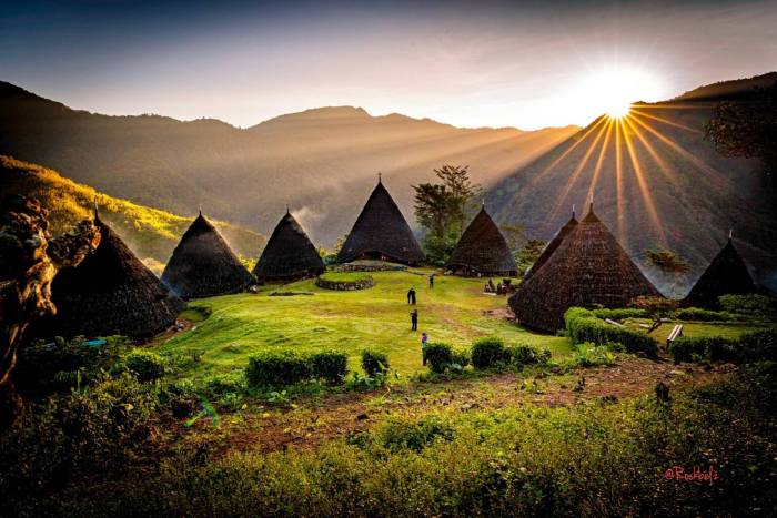 Rebo wae desa rumah adat wisata pemandangan eksotis awan indonesia travelspromo pagi juli indahnya pesona manggarai