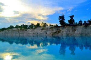 Danau belitung kaolin destinasi tambang dahulunya keren ranu manduro selain hopping mengintip kemegahan bernama enervon paket