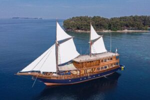 Kapal berlayar seribu kepulauan pinisi dengan