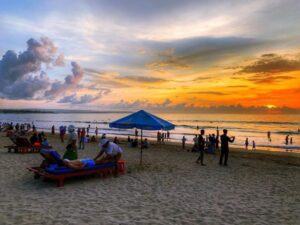 Pantai bali kuta pasir senja wisatawan tripcetera keindahan terkenal putih pesona pijat tradisional dan dunia mampu surga memikat