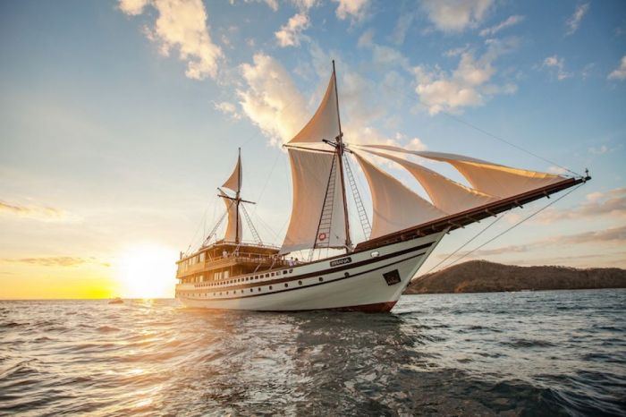 Kapal phinisi bajo labuan sewa helena