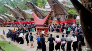Toraja tana upacara mayat badong sulawesi kebudayaan termahal selatan suku kharisma tarian corpse dance tanah bernilai kematian rupiah ritual solok