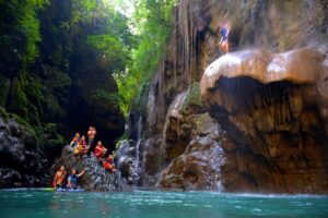 Canyon pangandaran perahu wisata sungai aktivitasnya menawan pesona menantang alamnya memanfaatkan rafting