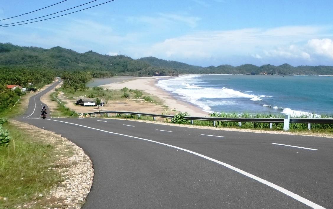 Pantai di Pacitan Yang Sepi Dan Bersih