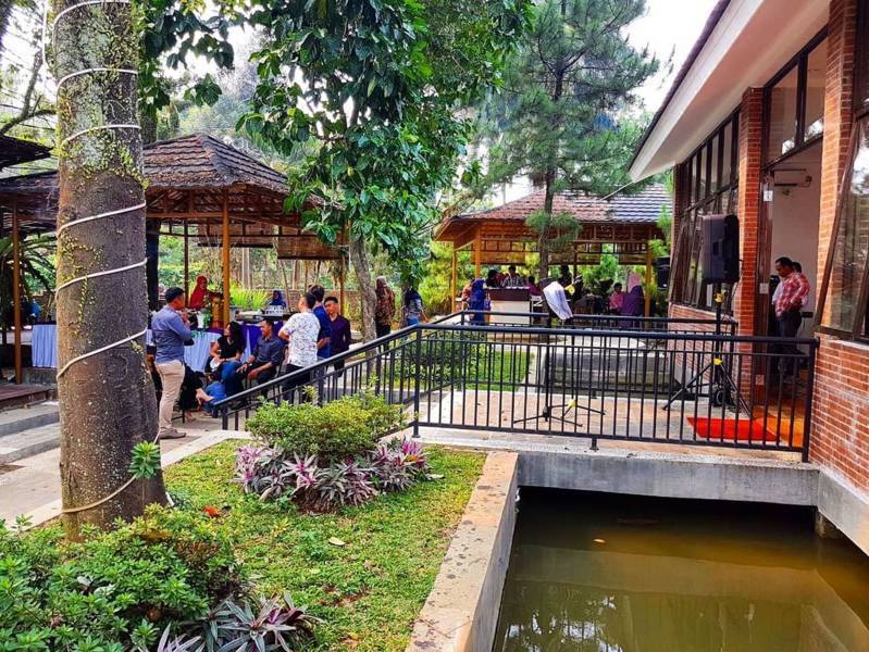 Tempat Makan Keluarga di Puncak Pass