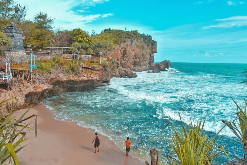 Pantai di Gunung Kidul Yang Sepi Dan Bersih